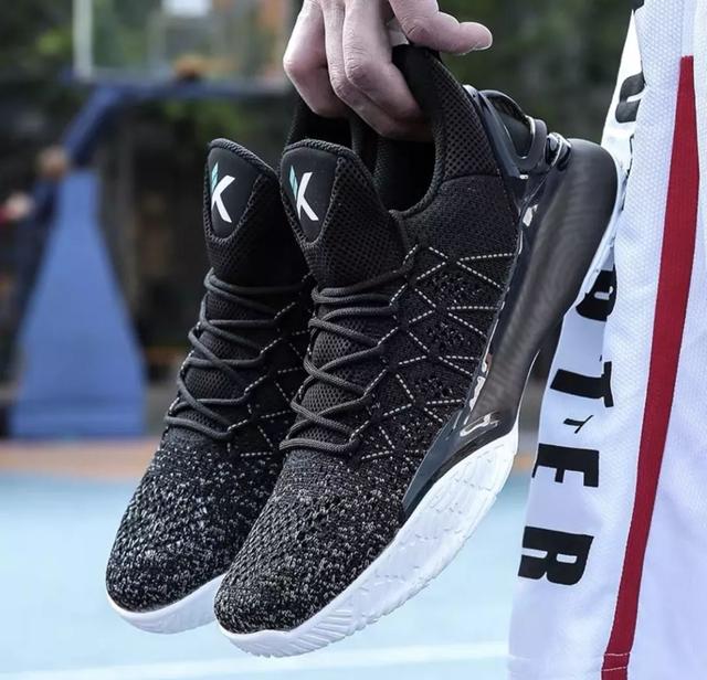 孙悦也爱倒钩?白敬亭上脚经典aj6黑红