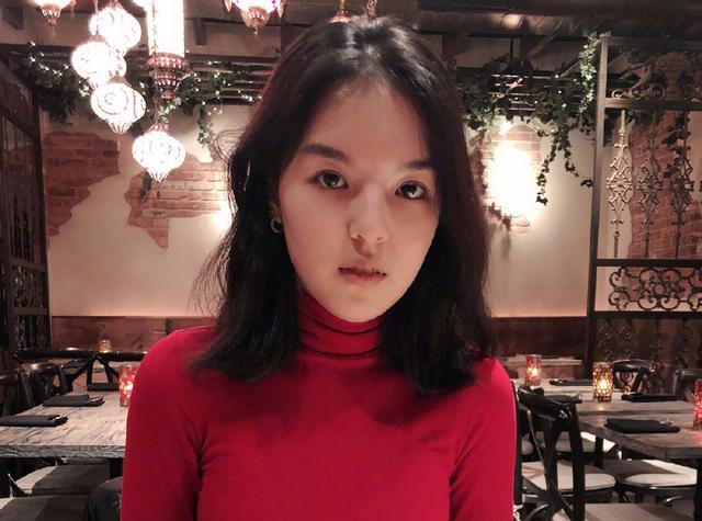 李咏女儿法图麦晒度假照,红色泳衣很吸晴,哈文的回应太逗了!