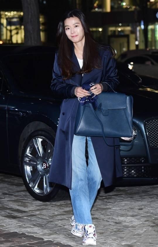 全智贤现身机场,这颜值说她十八岁我都信!