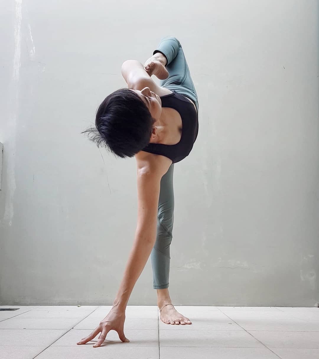 刘美彤现代装美炸!身材迷人大秀长腿,展示出"战豆豆"的另一面