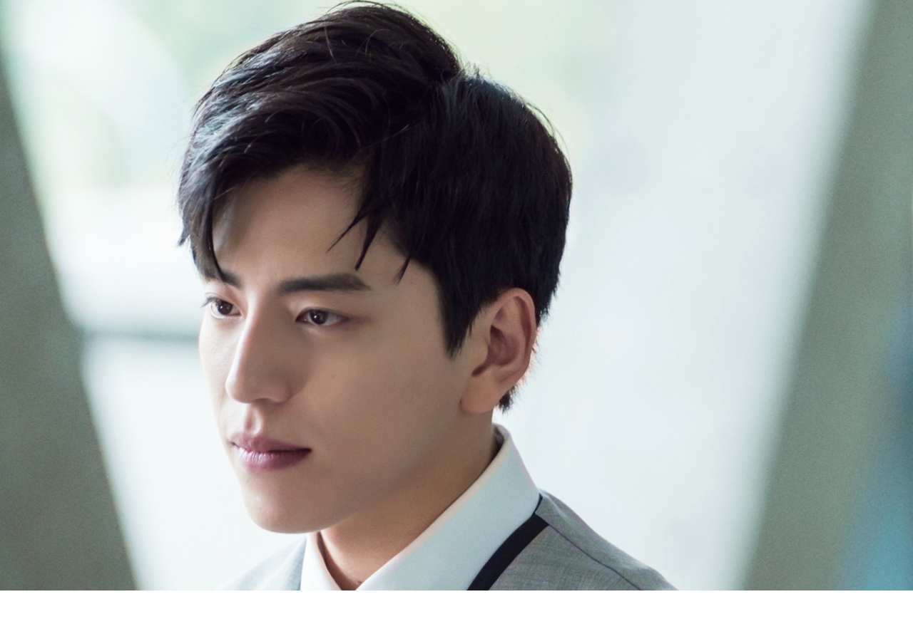 黝黑的皮肤,灿烂的招牌笑容,满满的阳光正能量王大陆之漫步十年