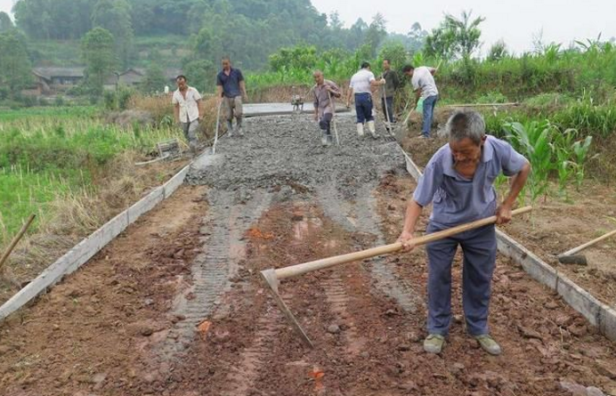 为啥村村通公路成"村村痛,不能修宽点吗?这样的解释让人无奈