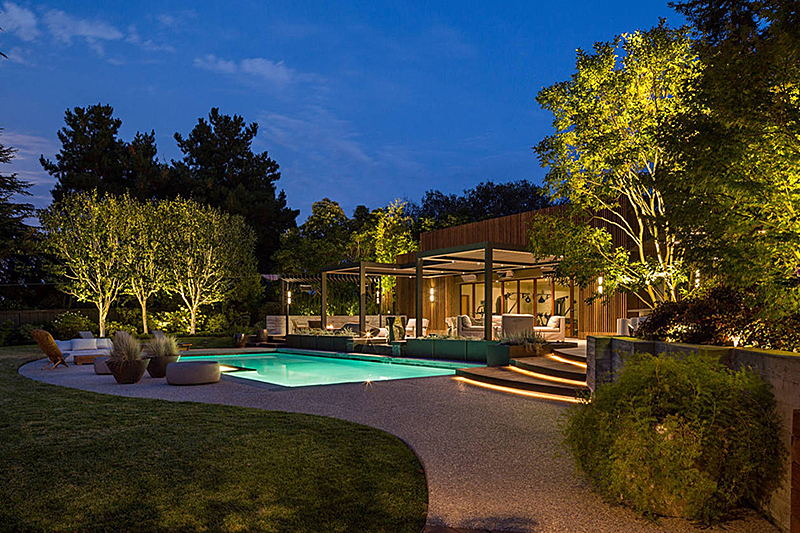 庭院夜景,堪称一副山水画,高树林立,草荫成片