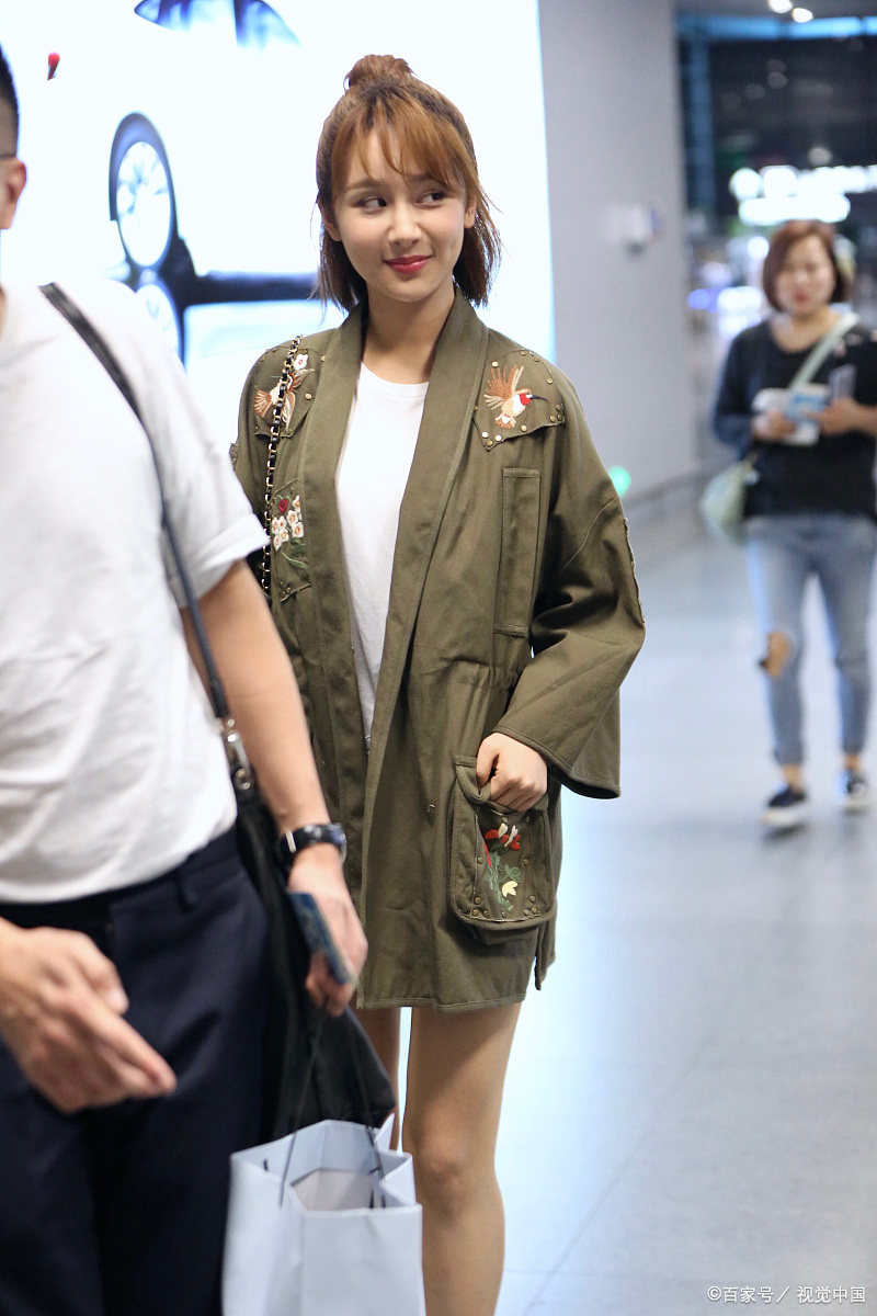 杨紫:身穿长款外套,搭配白色t恤和蓝色超短裤显得青春靓丽