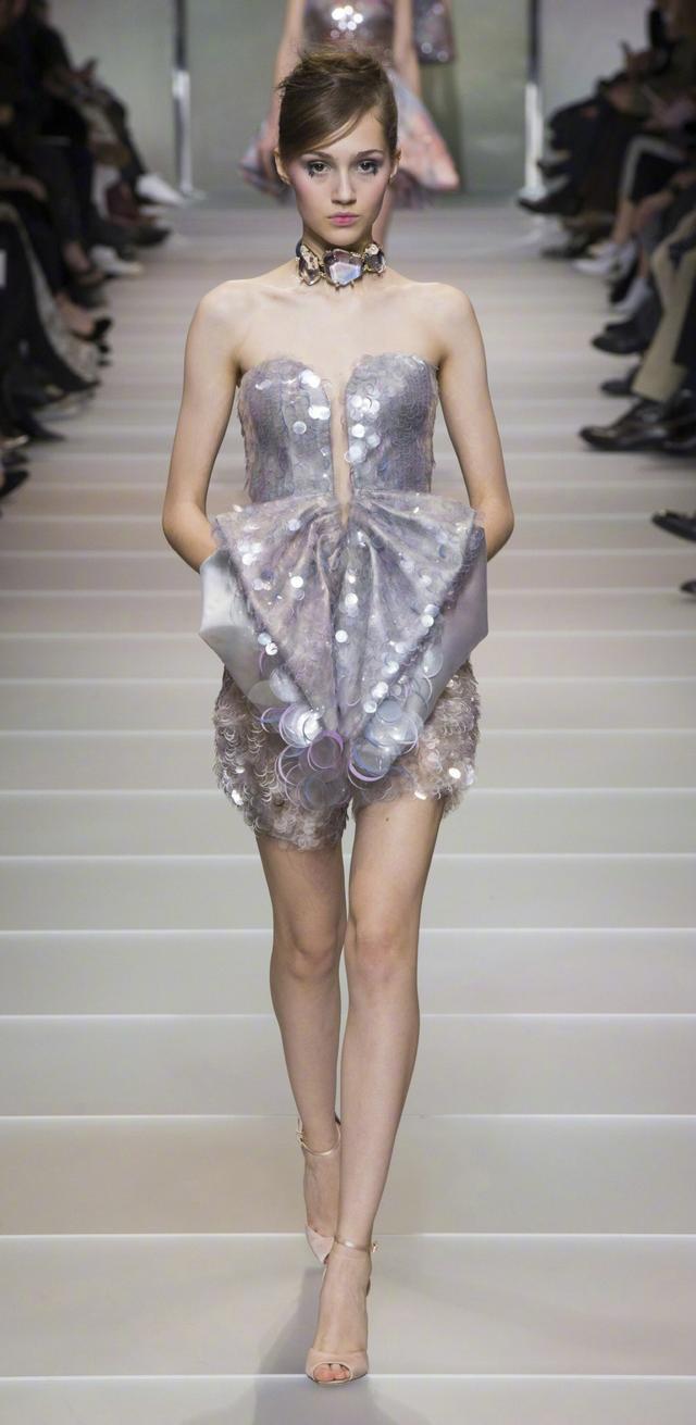 阿玛尼t台惊艳梦幻,"御用超模"摇曳生姿,美人鱼海底似仙境!