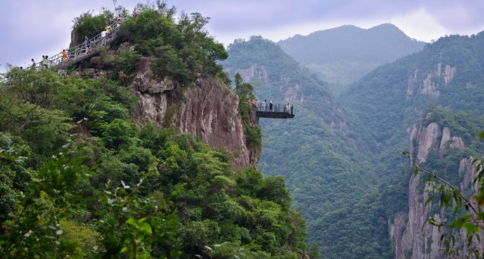 除了阿坝四姑娘山,温州龙湾潭国家森林公园,溪水清澈的知名旅游休闲