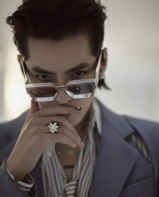 吴亦凡三登《tmagazine》封面,穿风衣化身都市型男,指甲油抢镜