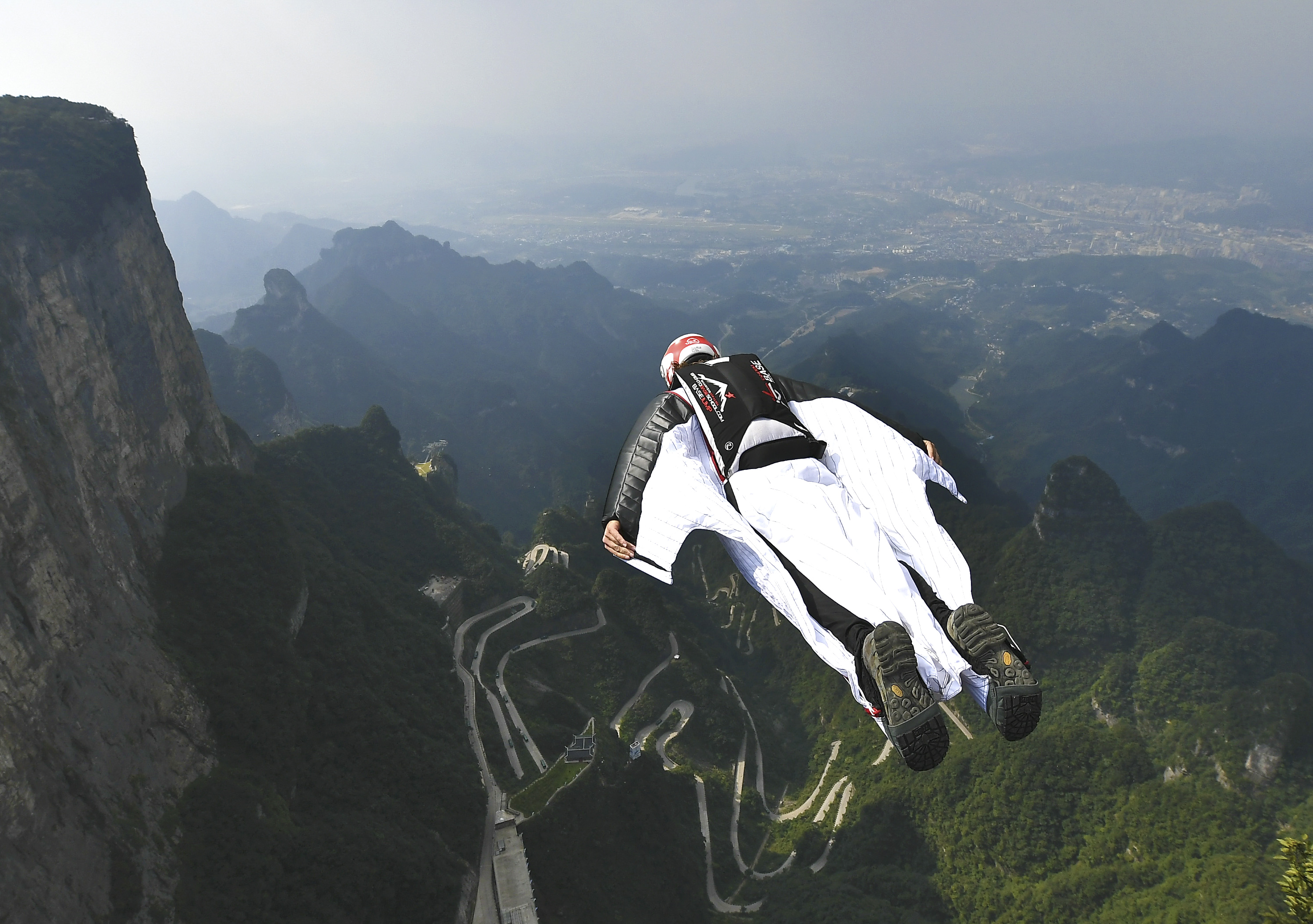 极限——第八届翼装飞行世界锦标赛选手试飞张家界天门山