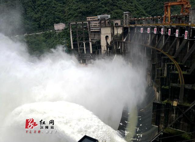 沅陵:凤滩水电厂迎来今年首次开闸泄洪