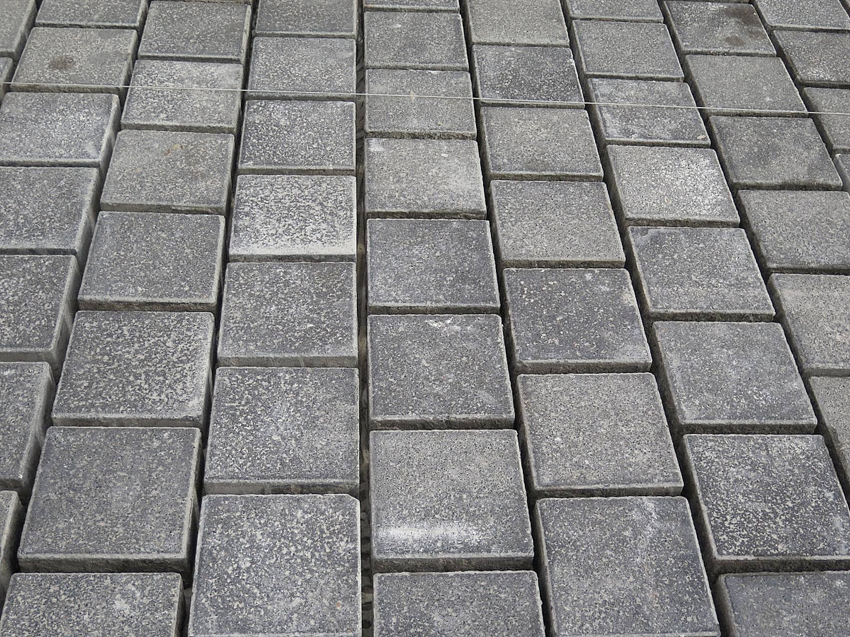 青石板石材是一种常见的天然石材,具有独特的颜色和纹理,常被用于各种