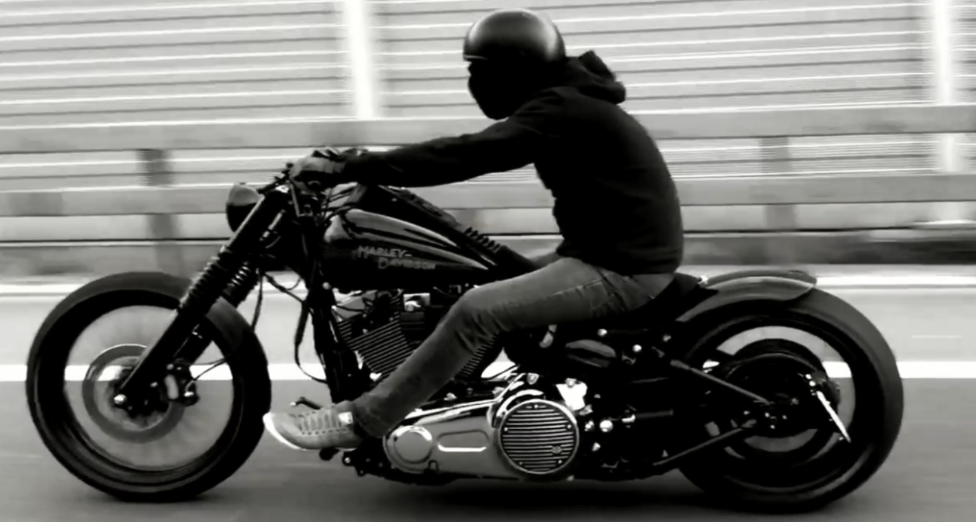 黑色外观的哈雷机车,设计独特,骑行在路上回头率飙升!