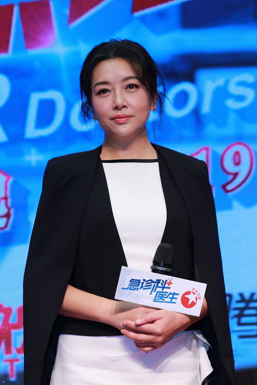 在电视剧《人到四十》中,江珊饰演了一个性格温柔,善良,通情达理的