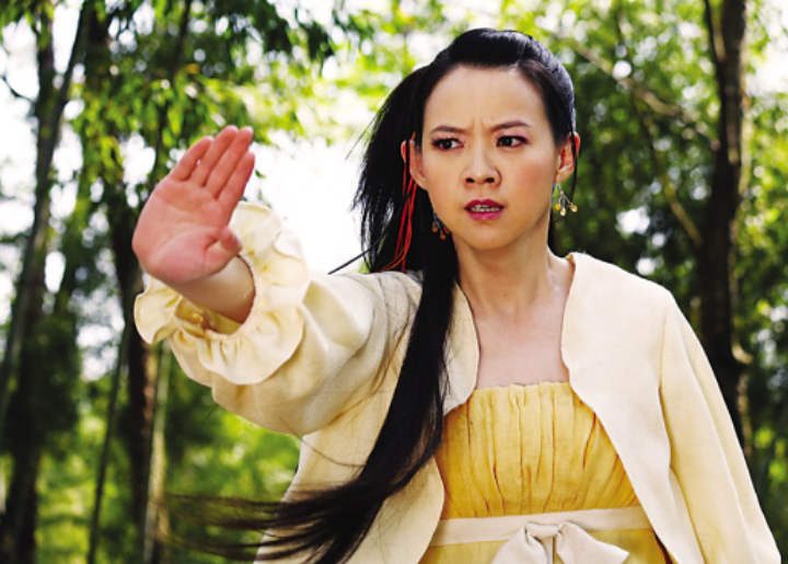曾宝仪,曾宝仪作为曾志伟的女儿,关注度一直都是很高的,她饰演的小青