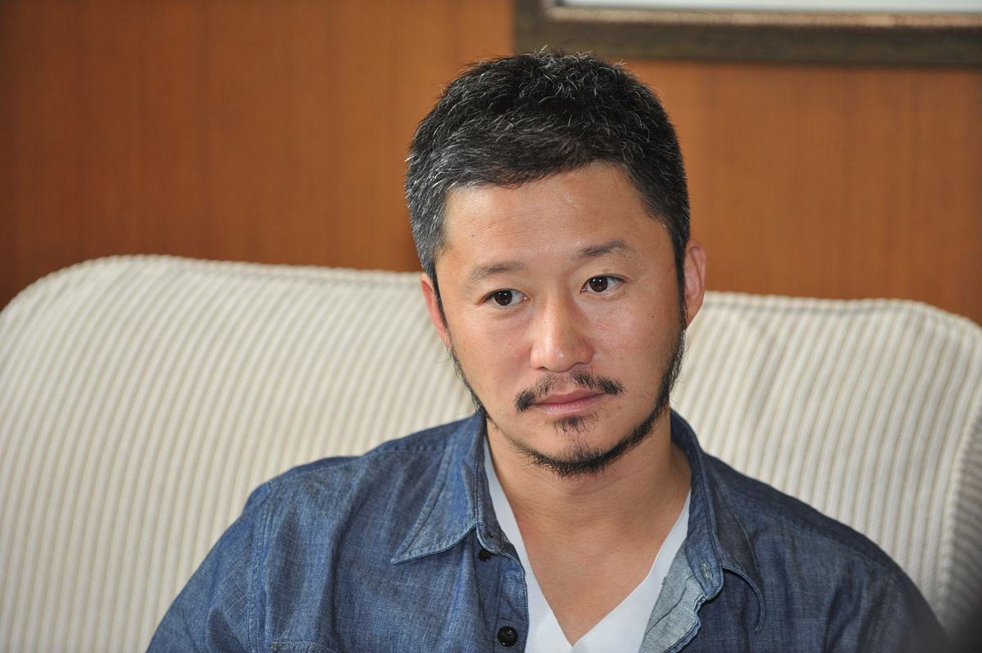 坐在一起的吴京和他的替身简直就像是一对双胞胎兄弟.