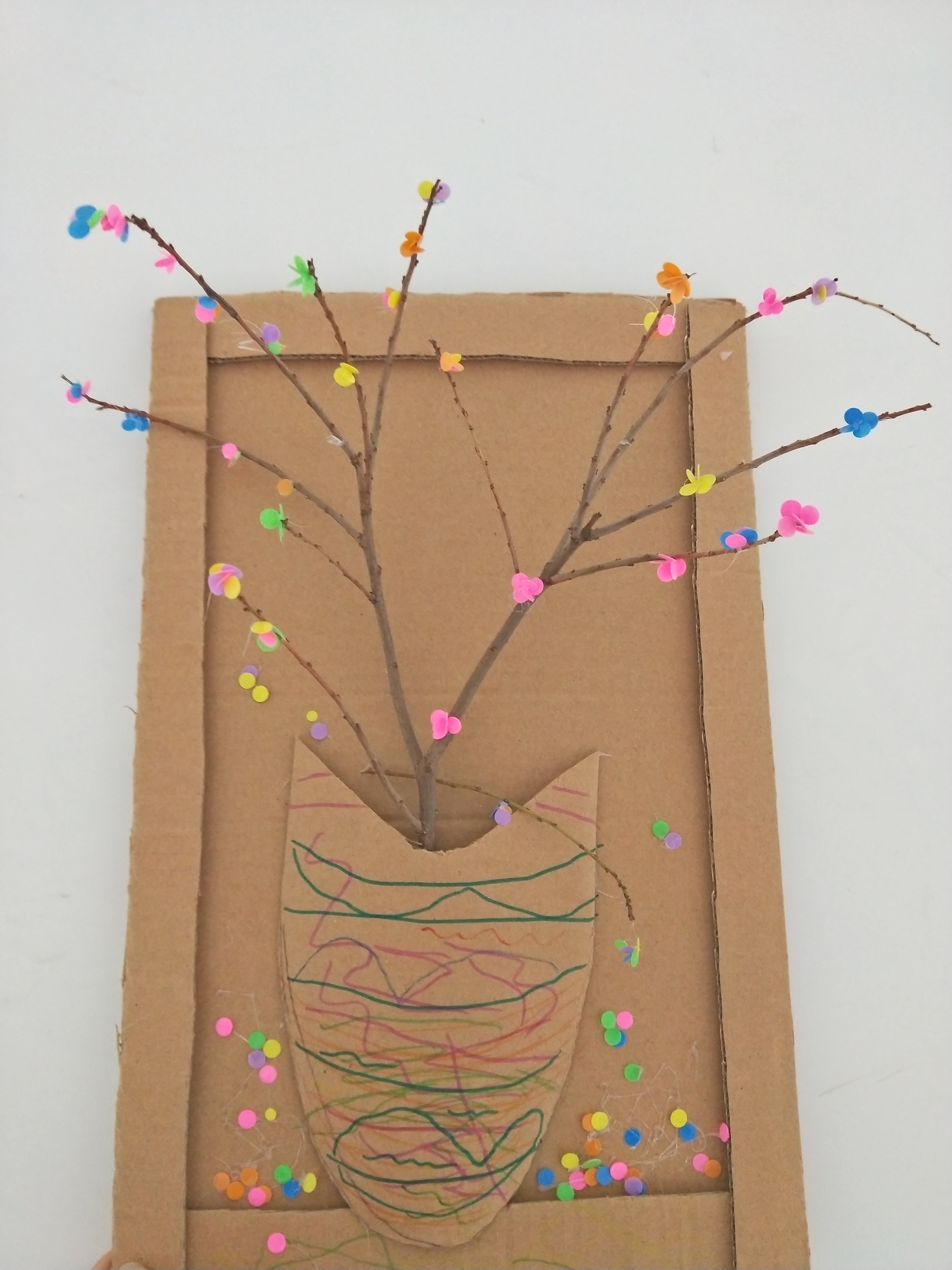 幼儿手工:双11的快递纸箱子做简单的装饰画