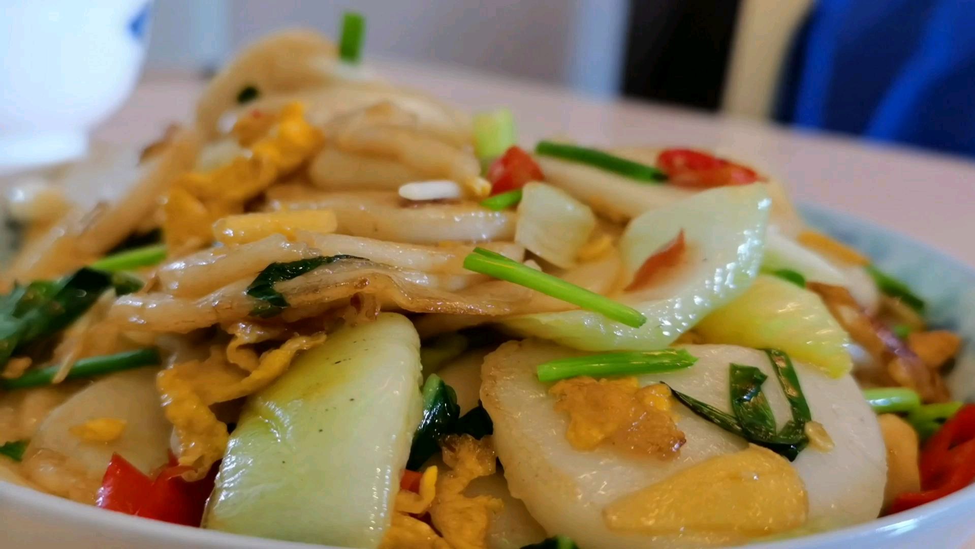 软糯的年糕搭配新鲜的食材 一盘鸡蛋炒年糕就做好了 营养又美味