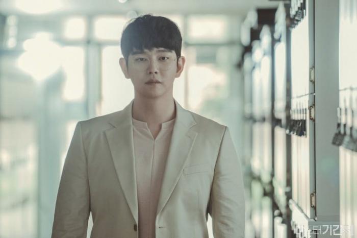 尹均相主演新剧公开海报剧照,饰演双面教师7月17日强势回归