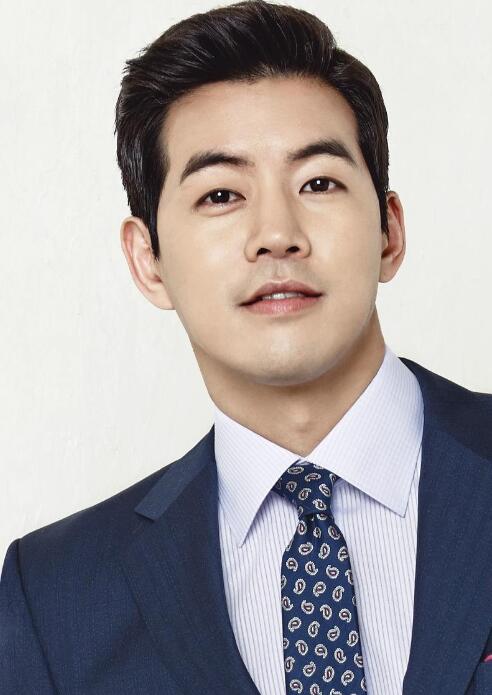 李尚允出席活动,一袭黑色西装引围观,气场两米八