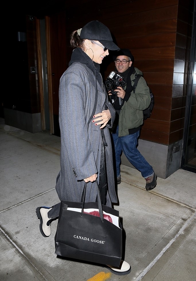 贝拉·哈迪德男友风大衣攻气十足 夜晚架黑超扮酷