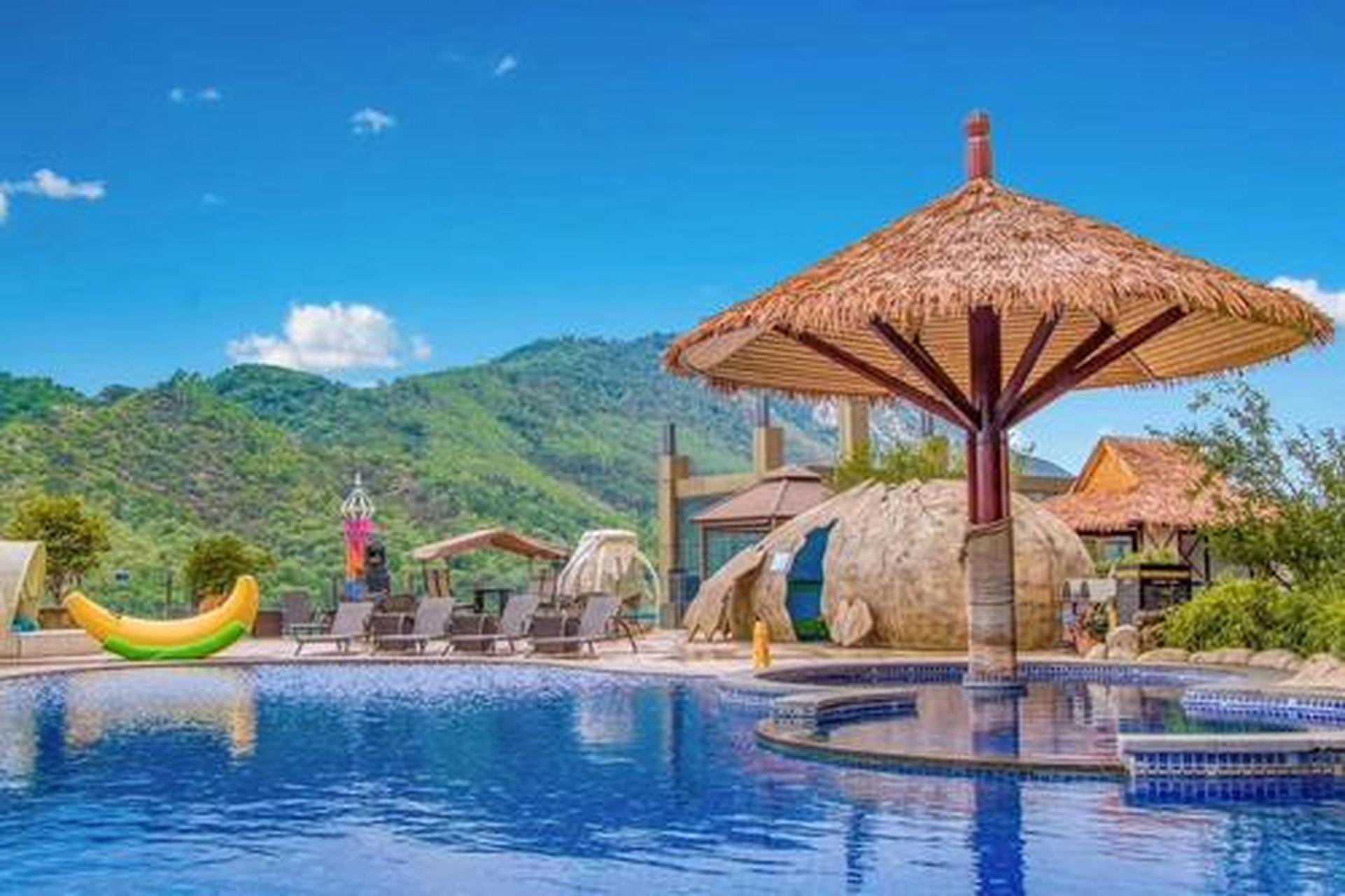 客天下国际旅游度假区(原客天下水晶温泉国际旅游度假区)背靠天然水晶