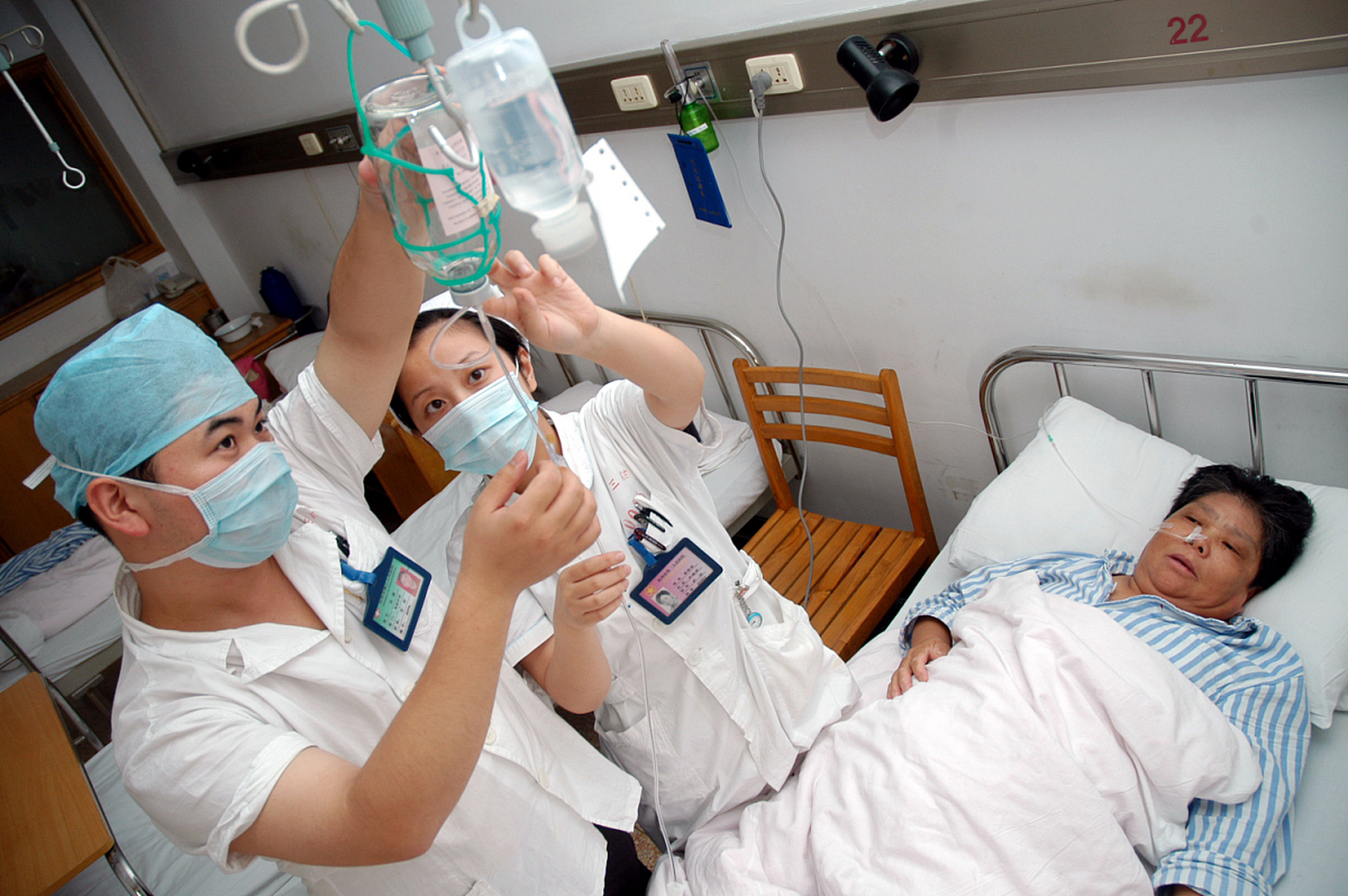 放疗是通过精确的放射线照射来杀死癌细胞,抑制肿瘤的生长,从而达到