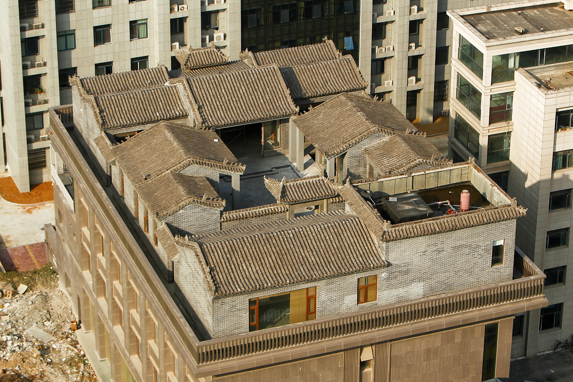 近日,湖南祁东县的一位民企董事长就在顶楼违规建造了一个四合院,引发