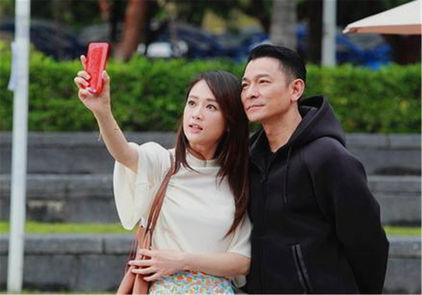 《十二金鸭》这部电影,是吴君如主演,客串的明星有古天乐,李若彤