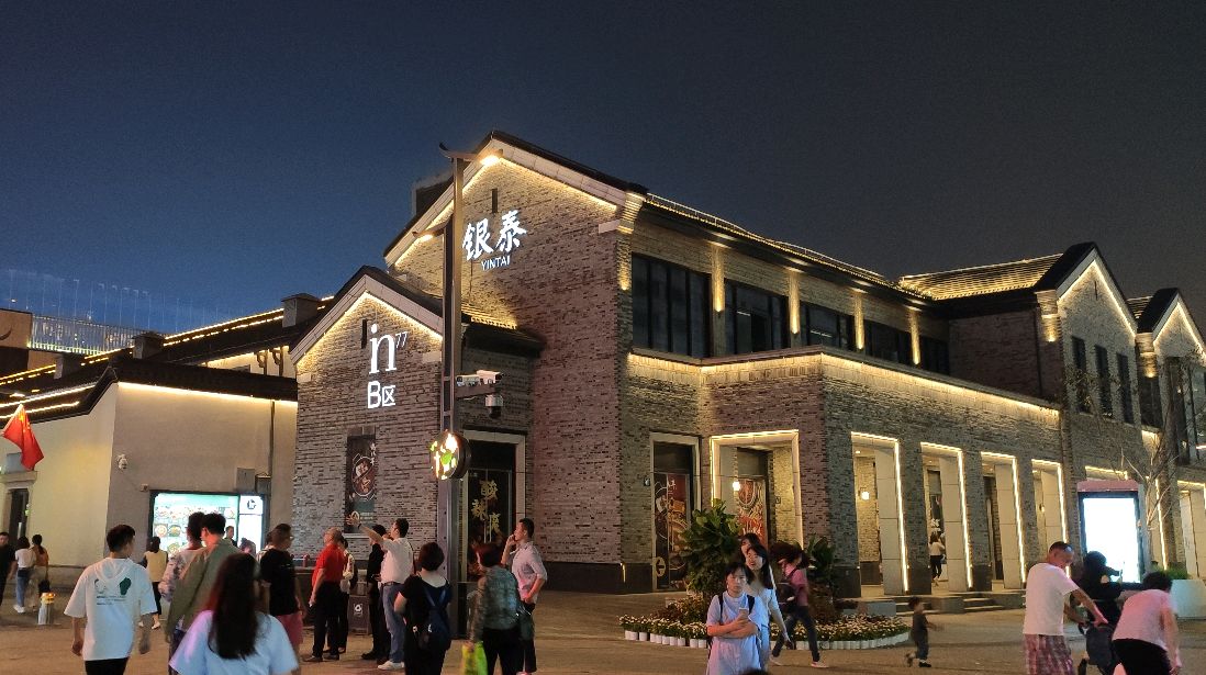 杭州湖滨银泰步行街,夜色下也是很不错的哦