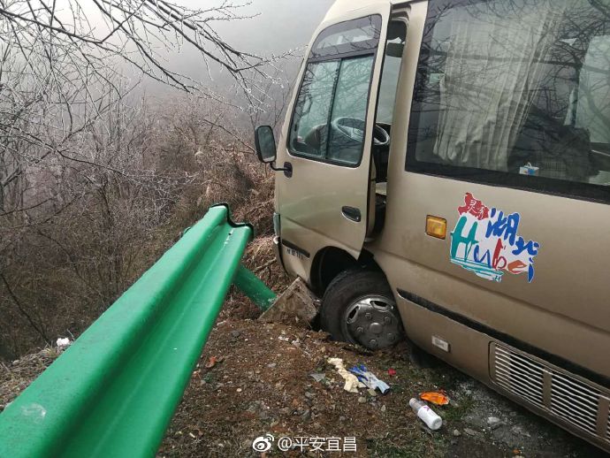 中巴车车辆失控险坠崖 幸被钢护栏挡住