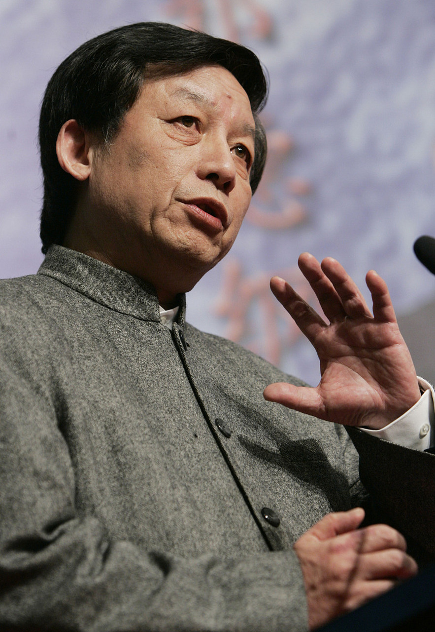 易中天调到厦门大学任职后,回武汉看望老校长.在路上遇到以前的系领导