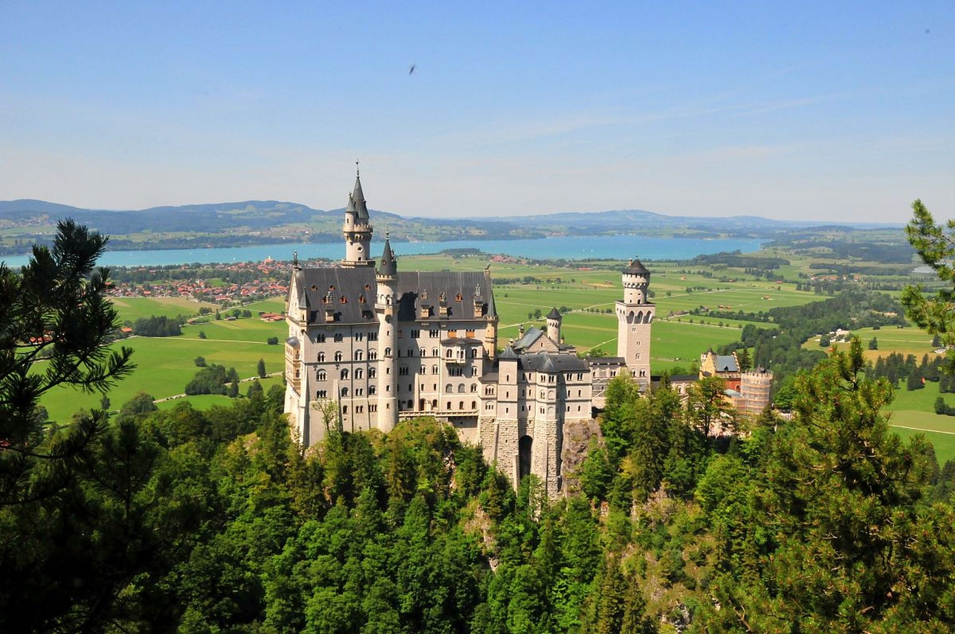 德国天鹅堡一般指新天鹅堡,全名新天鹅石城堡,是 19 世纪晚期的建筑