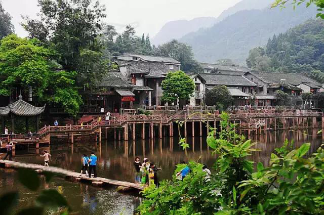 这个小镇是在四川的西南边,可以说周围有许多好玩的地方,而且还有
