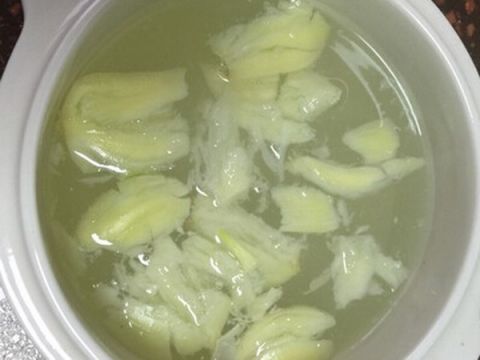 晚上睡觉前,喝一碗"蒸大蒜水",身体或许会收获到"一个"好处