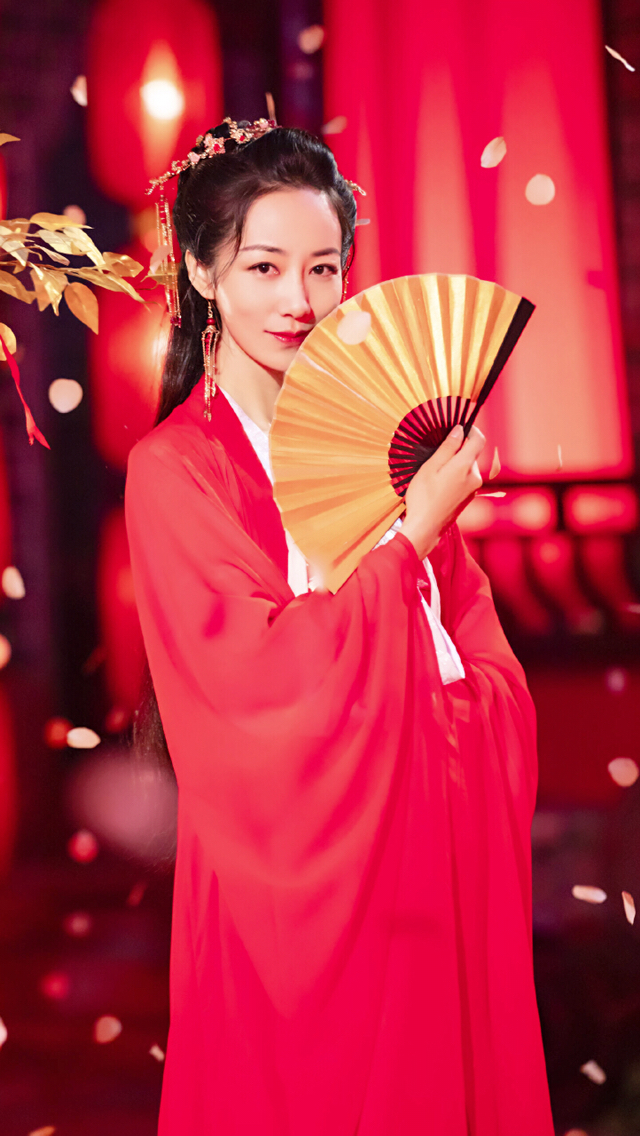 韩雪《红昭愿》幕后拍摄花絮,以扇遮面,红衣动人,宛若月下仙子