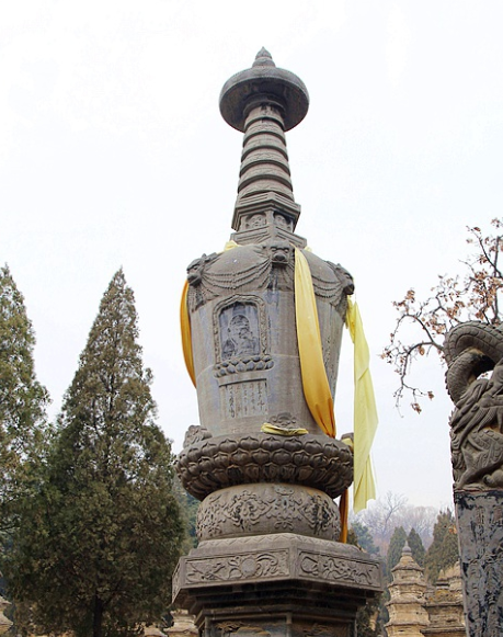 少林寺历代的方丈都是由皇帝亲自册封的,自从清朝康熙年间停止册封后