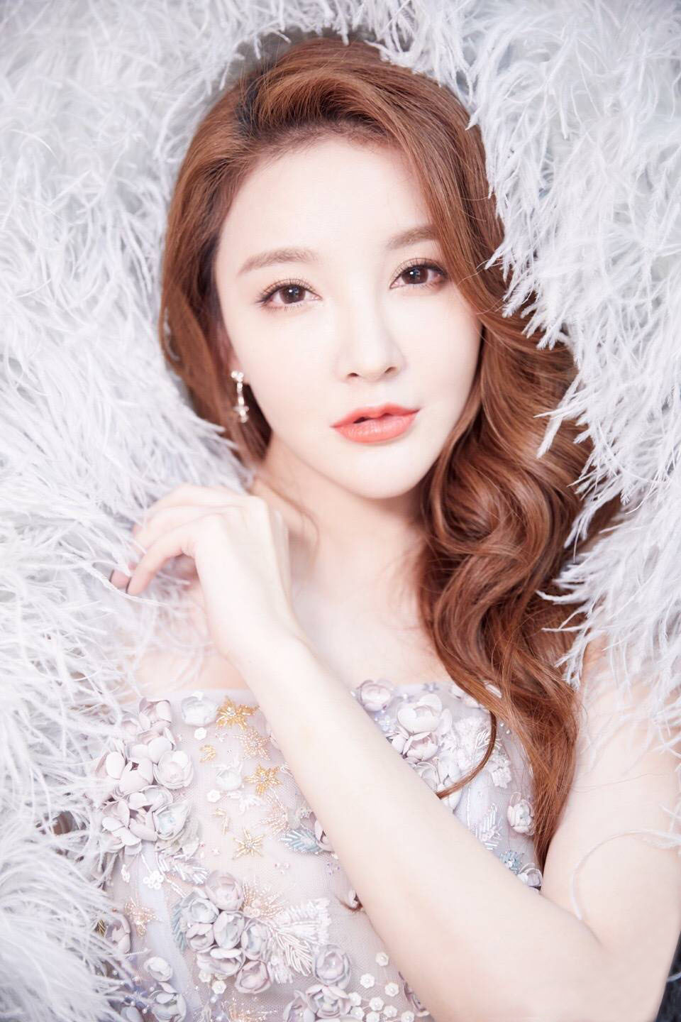 32岁刘玥霏凹学生风造型,沙滩上穿毛衣配超短裙,这双腿有些显黑