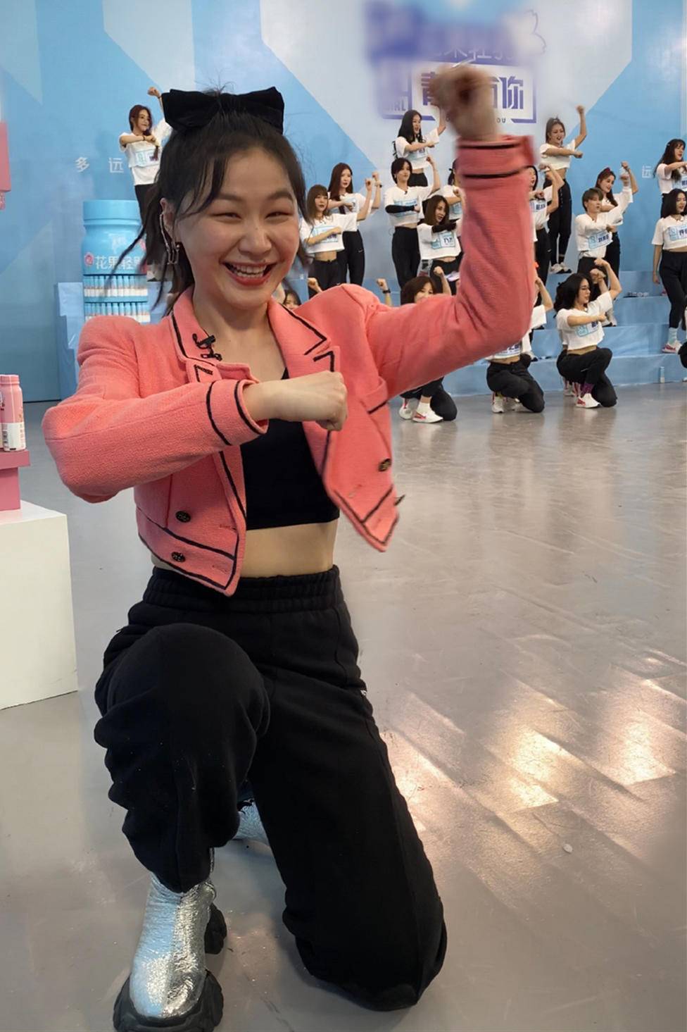 表情包女神金靖学跳女团舞,粉西装配高腰裤,原来她身材这么好