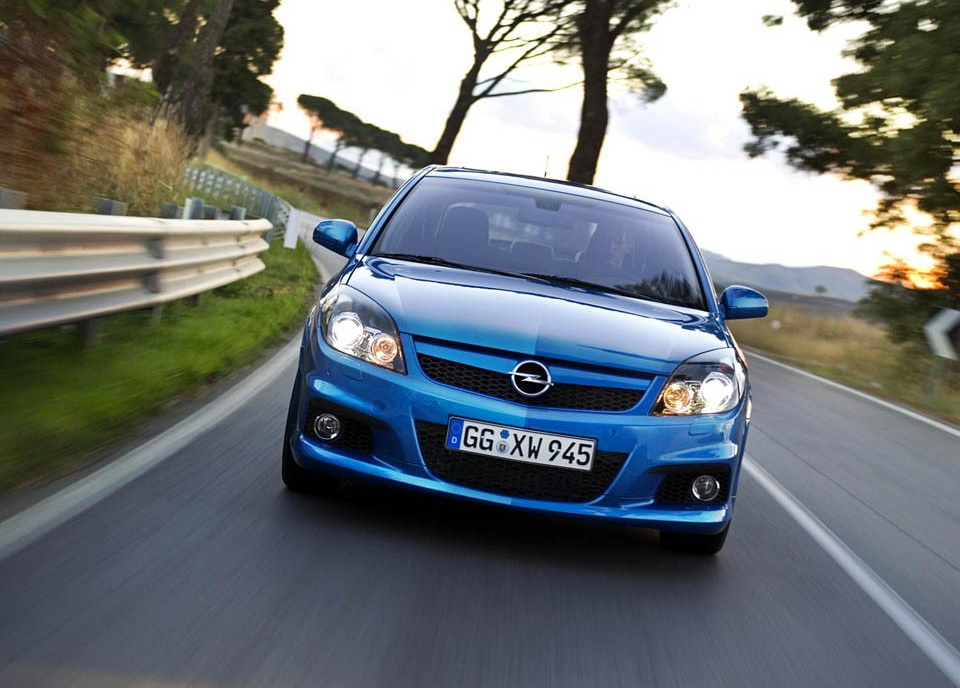 欧宝威达2006款2.8t opc,硬朗的外观,可以让人激发对汽车的喜爱