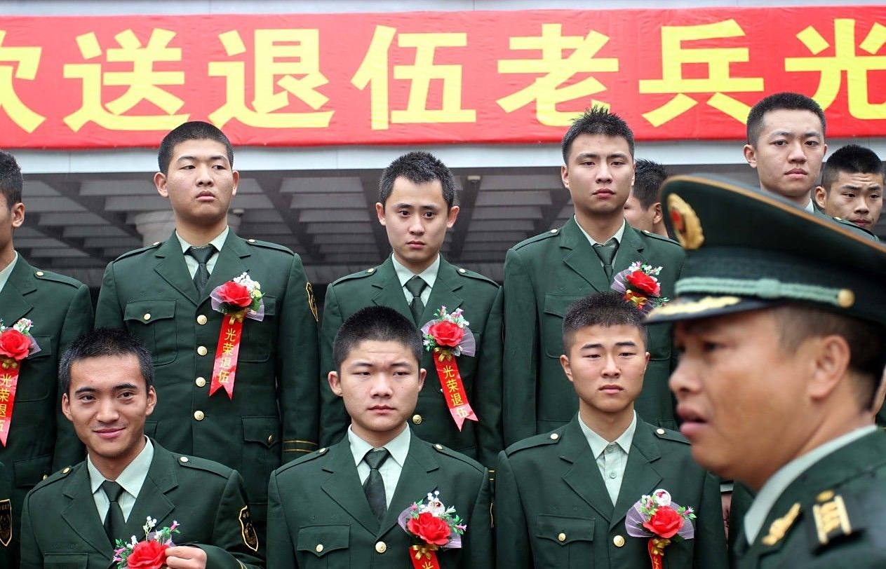 军人退伍时能带走哪些东西?每一件都意义非凡,最后一件最不想拿