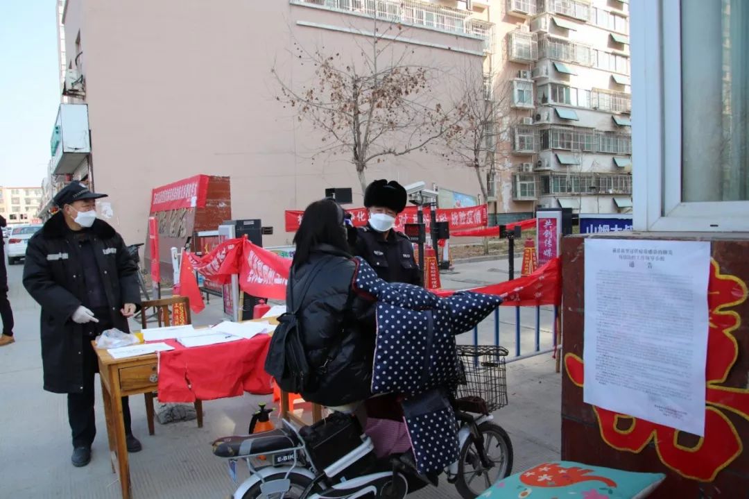 磁县:进小区量体温,越量大家越放心!