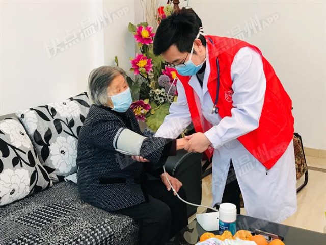 《闲事婆和事佬》开展"关注健康,送医上门"系列公益活动