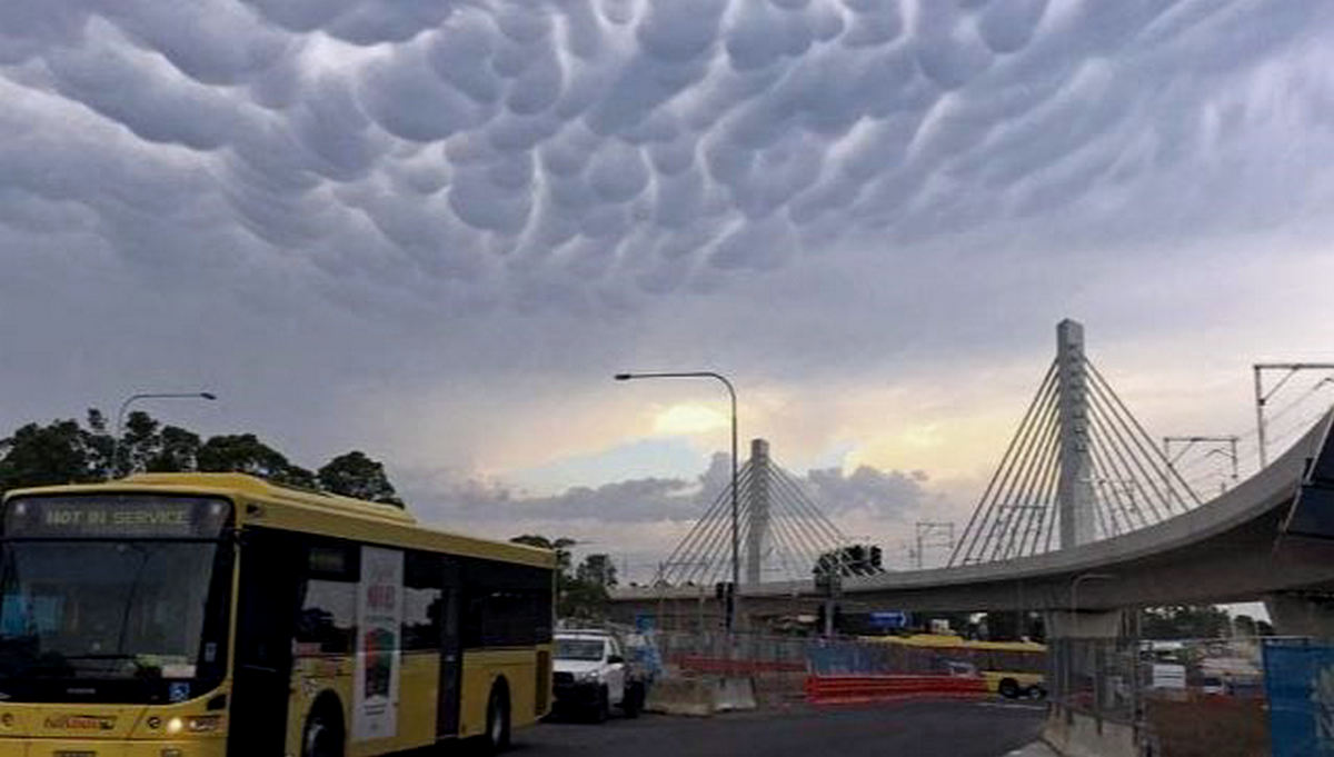 乳状云表现为悬挂在云层底部的圆形小袋或凸起,通常与恶劣天气或风暴