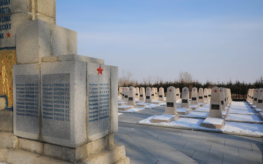 该墓地于2007年从哈尔滨游乐园迁至皇山公墓,墓地的布局和朝向全部和