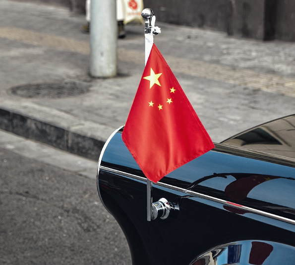 北京街头的红旗l5,车头挂红旗,内饰放着国徽,车主身份不简单!