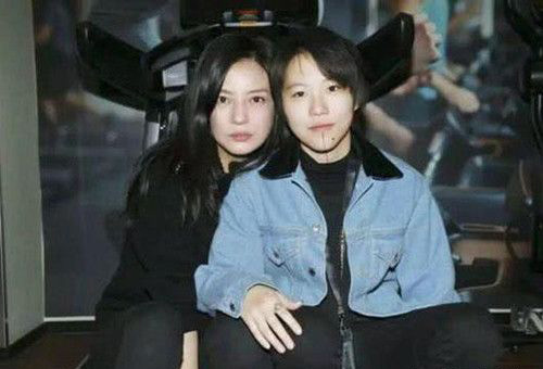 窦靖童与大妹窦佳嫄戴南瓜头庆万圣节 小妹李嫣会"吃味"吗?