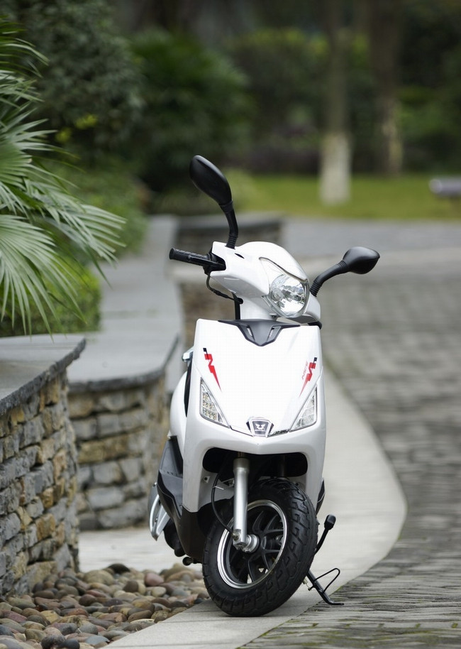 仅售5600元,城市穿梭者,时速97km 百公里油耗2l,续航250公里!