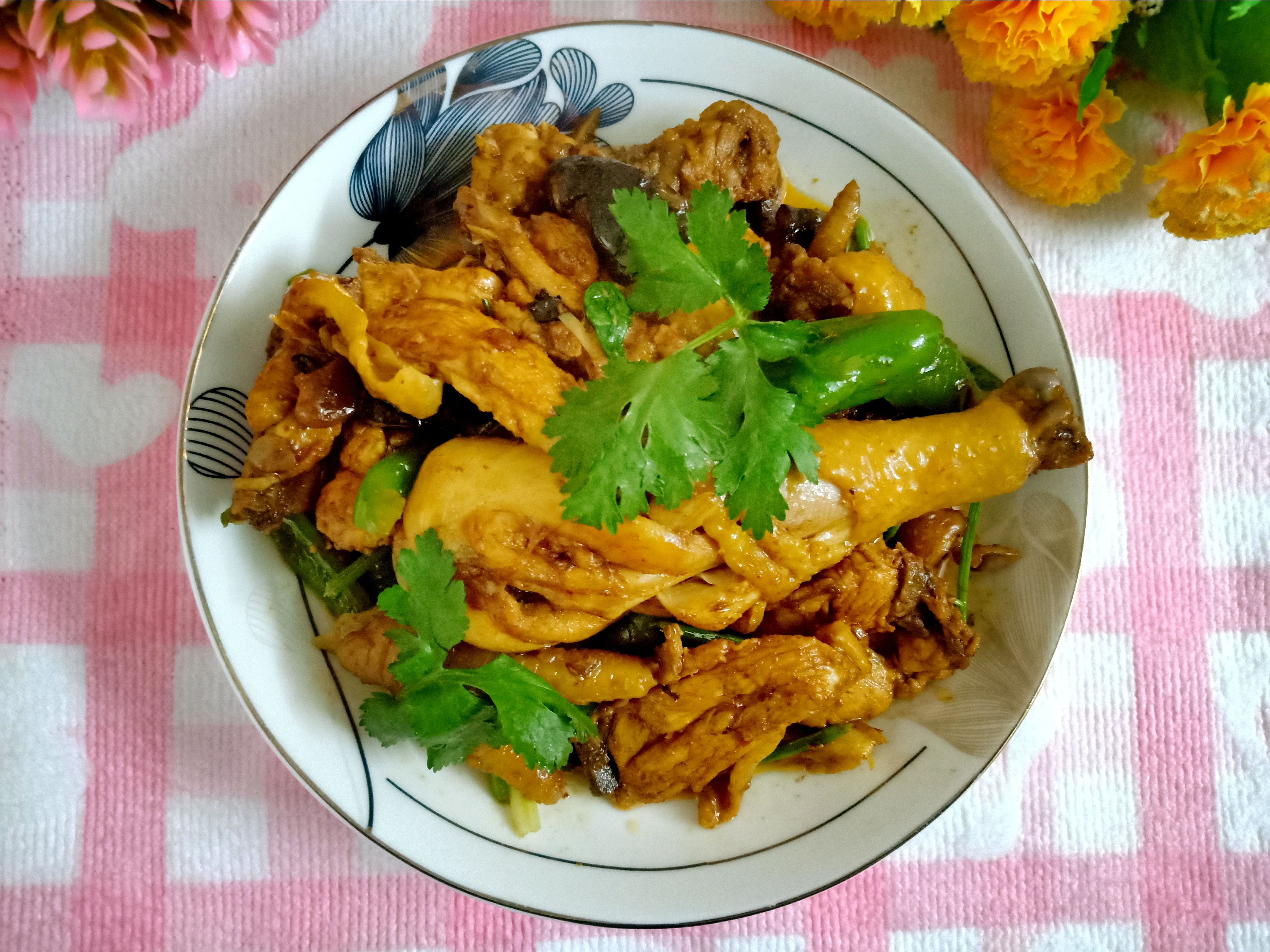 有一种农家的味道,八角香鸡,这样搭配,鸡肉的鲜味就出来了