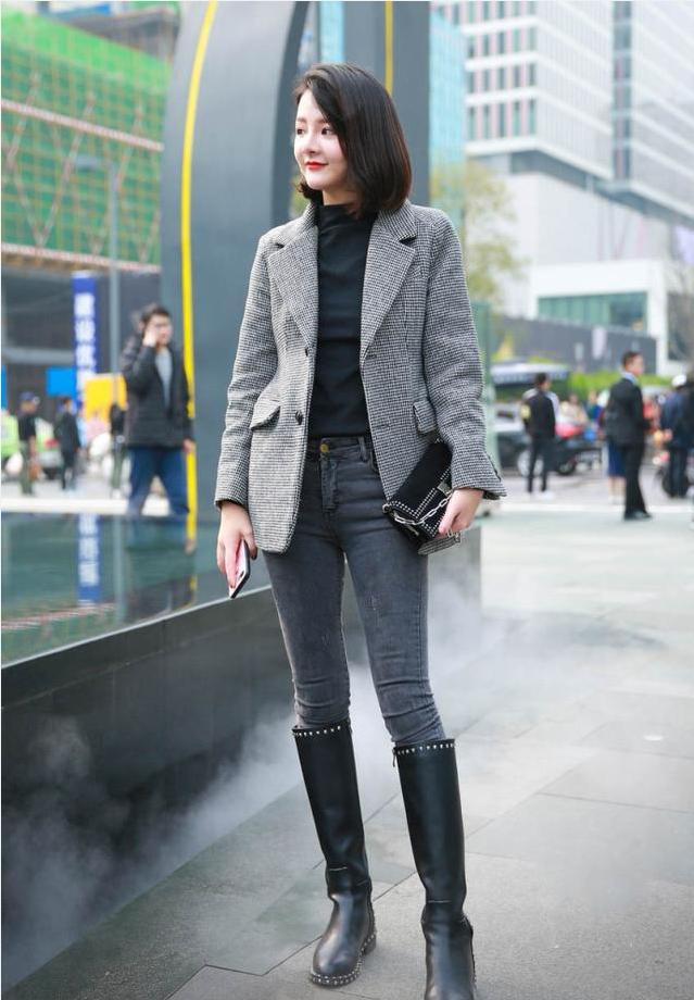 黑色长筒靴的大长腿高挑性感美女,姿态撩人,女人味十足 转载自百家号