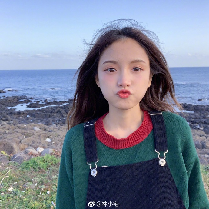 她叫林小宅,本名林晓婷,珠海人,是一名网络红人,微博女神.