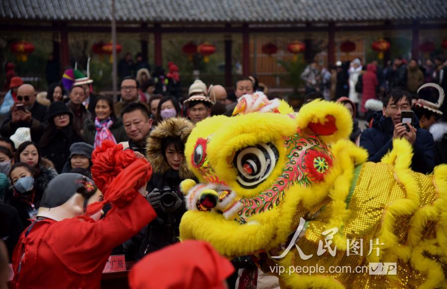 12月31日,陕西省宁强县傩艺表演队傩艺人员郭金奎在表演傩艺绝技